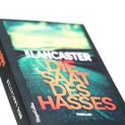 Text: "DIE SAAT DES HASSES, Neil Lancaster, Thriller." Cover in dunklen Tönen mit abstrakter Landschaft.