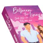„Between the Lines. Jede Zeile ein Teil von uns.“ Illustration eines Paares vor einer Stadt im pinken Licht.