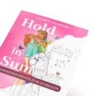 "Hold me in Summer" von Laurie Gilmore mit dem Untertitel "Sommermomente zum Ausmalen".Illustration eines sich umarmenden Paares.