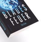 "BLAVES FEVER Thriller". Buch mit schwarzem Cover, blauen und weißen Buchstaben und einem blasenartigen Bild oben links.