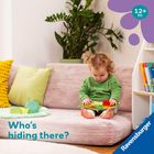 Text: "Who's hiding there?", "Ravensburger", "12+m". Ein Kleinkind sitzt auf einem Sofa und betrachtet ein Buch.