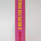 Rosa Buchrücken mit gelbem Text: "A Recipe for Rivals". Darunter steht senkrecht: "Bianca Wege". Unten eine Taubenillustration.