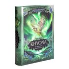 Der Text "Khyona: Im Bann des Silberfalken" von Katja Brandis. Ein fliegender Falke vor grünem Hintergrund.