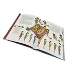 Zwei Seiten eines Kinderbuchs, links oben Text: "Jule? Ich mach dir was zu essen!" Illustrationen von Kindern beim Spielen.