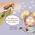 Die Illustration zeigt einen Widder in Pyjamas mit einem Buch, umgeben von springenden Schafen und Sprechblasen mit Text.