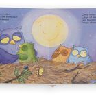 Mama gibt allen Eulenkindern einen Gutenachtkuss. Der Mond lächelt. Eine Eule träumt von Himbeereis.