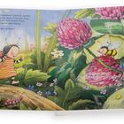 "Die Sonne lacht, und die Insekten summen fröhlich umher. Heute möchte Marini Marienkäfer bei ihrer Freundin Kaja ein Picknick machen. Lustig hüpft sie mit einem Korb voller leckerer Brombeertörtchen durch die Wiese. Doch was ist das? Streift da etwa ein gefährlicher Tiger umher? Ach jee! Was nun?" Eine Illustration mit Marienkäfer, Mädchen, Blumen und Insekten.