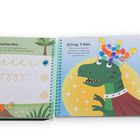 "Eierlaufen. Spure mit einem Stift die Kringellinien nach. König T-Rex. T-Rex ist der König der Dinosaurier." Links Dinosaurier-Illustration, rechts T-Rex mit bunter Krone.