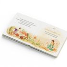 Das Buch zeigt einen Text über Neugierde mit Naturillustrationen und einem Kind, das auf einer Schnecke reitet.