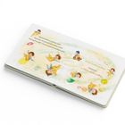 Ein aufgeschlagenes Kinderbuch mit Texten über Karussellfahrten, umgeben von spielenden, fröhlichen Kindern in bunten Farben.