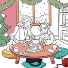 Zwei Kinder dekorieren ein Lebkuchenhaus auf einem Tisch. Darunter liegt eine Katze. Ein Weihnachtsbaum steht links.