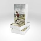 "Carolin Otto. BERCHTESGADEN. ROMAN. Ein Buchstapel mit einem Coverbild von einer Frau vor Berglandschaft."