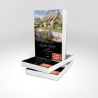 "Agatha Raisin und die tote Therapeutin" von M.C. Beaton, Kriminalroman. Zwei Bücherstapel, Landhaus im Garten.