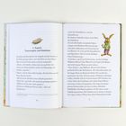 4. Kapitel: Tannenzapfen und Käsebrote. Geschichte über Abenteuer in einem Feriencamp mit Waldemar Wurzel und Hasenlehrkräften. Enthält eine Illustration eines Hasen.
