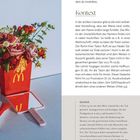 "Kontext" und "Geschick" als Überschriften. Links bunter Blumenstrauß in einer roten Tüte mit gelbem "M".