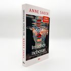 „Im Leben nebenan“ von Anne Sauer. Illustration: Gesicht unter Wasser. „SPIEGEL Bestseller“-Sticker.