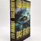 Ein Thrillerbuch von Leo Brandt, Titel "Das Gehöft: Dieser Ort lässt dich nicht gehen", zeigt ein stürmisches Meer.
