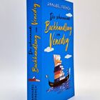 "Die schwimmende Buchhandlung von Venedig" von Annabel French. Illustriert: Bücher auf einer Gondel, blaue Wolken.