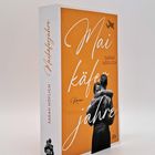 "Maikäferjahre", Sarah Höflich. Roman. Orange Buchcover mit einem sich umarmenden Paar in Schwarz-Weiß. Logo: dtv.