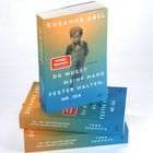„DU MUSST MEINE HAND FESTER HALTEN, NR. 104“ und „Spiegel Bestseller“. Zeigt ein Kind in einem Vintage-Look.