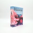 "Colleen Hoover", "Verity", "Roman", "Ab Oktober 2026 im Kino". Buchcover mit rosa Wolken, blauer Hintergrund.