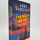 Text: "Abby Jimenez. The Night We Met. Roman. Richtiger Ort. Richtiger Mann. Falsche Entscheidung?" Abendlicher See mit Feuerwerk.