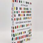 "JO FAILER - ICH DENK NICHT DRAN - Ein Vermächtnis zu Lebzeiten." Mehrfarbige Pinselstriche auf weißem Hintergrund.