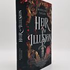 "Heir of Illusion", Madeline Taylor. Dunkles Cover mit verschnörkelten Ornamenten, Schwert und roten Blättern.