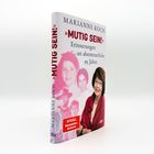 Buchumschlag mit "MUTIG SEIN!" von Marianne Koch. "SPIEGEL Bestseller-Autorin" im roten Aufkleber. Foto-Collage von Personen.