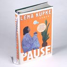 Der Umschlag zeigt den Titel "Lena Kupke - Pause: Roman". Eine Illustration mit einer Person, die neben einer Pflanze sitzt.