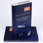 "Alex Schulman: Jetzt beginnt das Leben" und "SPIEGEL Bestseller Autor" sind auf einem Buchcover. Ein Ruderboot auf dem Wasser.