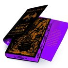 Aufschrift: "A Court of Wings and Ruin" von Sarah J. Maas. Zwei pinke Bücher, goldene Verzierungen, schwarzer Umschlag.