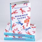 Buchcover mit Titel "Hummerjahre" von Beatrix Gerstberger, Logo von dtv, rote und blaue Hummer-Illustrationen.