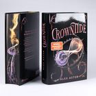 "Crowntide" von Alex Aster, "SPIEGEL Bestseller-Autorin" Sticker. Dunkles Design mit Sanduhrsymbolik.