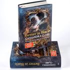 Zwei Bücher: "Better in Black" von Cassandra Clare. Ein Paar in einem verzierten Rahmen, "SPIEGEL Bestseller Autorin" steht darauf.
