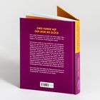 ZWEI HUNDE AUF DER SPUR INS GLÜCK. Lila Buchdeckel, gelber Buchrücken mit Text über philosophische und lehrreiche Hunde.