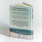 Der Text beschreibt das Finden von Geborgenheit in einer chaotischen Welt. Unten ein Strandbild.