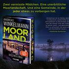 Zwei vermisste Mädchen. Eine unbarmherzige Moorlandschaft. Buch "MOORLAND" von Andreas Winkelmann vor nebliger Landschaft.