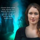 »Caroline Seibt schreibt mutig, stilsicher und packend.« Porträt einer lächelnden Frau vor blauem Hintergrund.