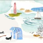 Illustration: Text "Rügenwalder", Strandkorb, Hunde, Leuchtturm, Segelboot, Wellen, Gräser, fliegende Vögel, Hocker.