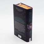 Ein Text beschreibt "Eine Ausgestoßene, die unter einem Fluch leidet" und erwähnt J.R. Ward. Buchrücken eines Romans.