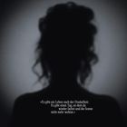 Text: „Es gibt ein Leben nach der Dunkelheit. [...] nicht mehr wehtut.“ Silhouette einer Person mit lockigem Haar vor hellem Hintergrund.