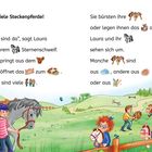 Text und Illustration einer Wiese mit Kindern, die Steckenpferde basteln und spielen. Holzhaus und Zaun im Hintergrund.