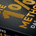 Texte: "DIE 1%-METHODE", "DAS WORKBOOK". Schwarzer Hintergrund, goldene Buchstaben, schlichtes Design.