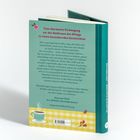 Ein Buch mit grünem Cover, der Text beschreibt charmant Alltagserlebnisse von Müttern. Eine Tasse auf kariertem Boden.