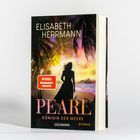 Buchtitel: "PEARL - Königin der Meere" von Elisabeth Herrmann. Sonnenuntergang am Strand mit Palme und Frauensilhouette.