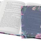Eine aufgeschlagene Buchseite mit dem Text über Alica, die Gemälde betrachtet. Ein Brief mit Blumenillustrationen liegt obenauf.