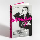 „Woman Out of Service“ in pink und weiß auf einem Buchcover mit einer schwarz-weißen Frau mit Hochsteckfrisur.