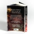 Rückseite eines Buches mit Text: "EIN GANZ BESONDERER ERMITTLER AUF DEN SPUREN DES BÖSEN". Der Buchrücken zeigt Autor und Titel.