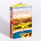 Text auf Buchcover: "AISLING RAWLE, DAS SPIEL, Roman". Illustration von Menschen im Pool mit Blick auf eine sonnige Landschaft.